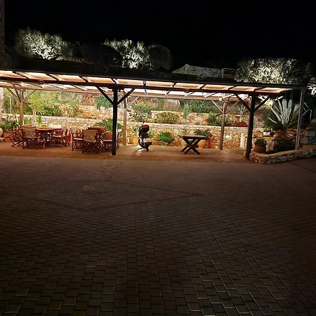 Penzion Focalion Castle Luxury Pírgos Dhiroú